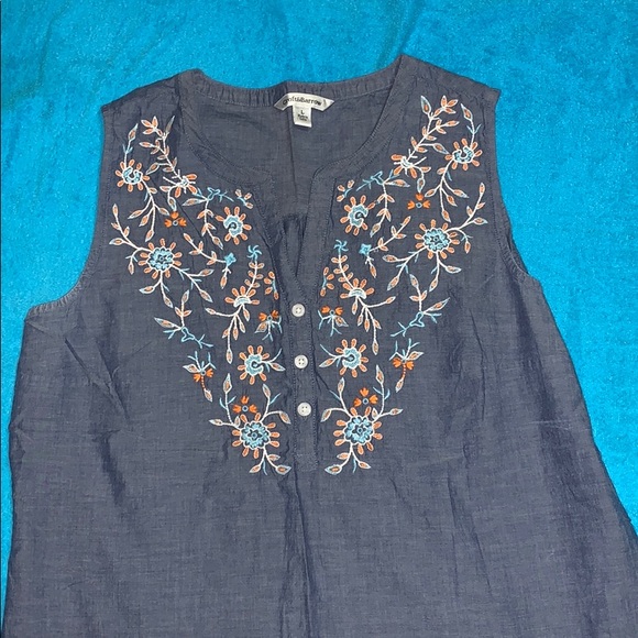 Great design on this top - Picture 6 of 8